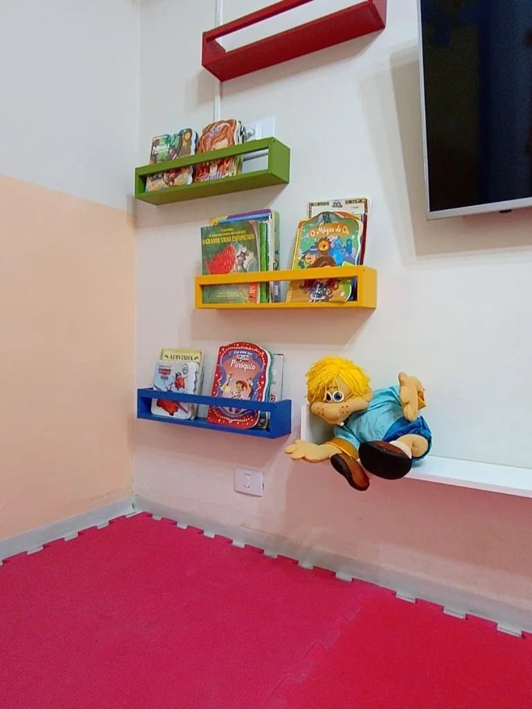 Cantinho de leitura infantil do Colégio Siglan em Perus, com livros e recursos pedagógicos